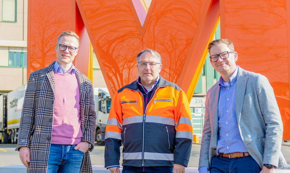 Balmer und Geschäftsführer von leogistics bei Werkslogistik Migros